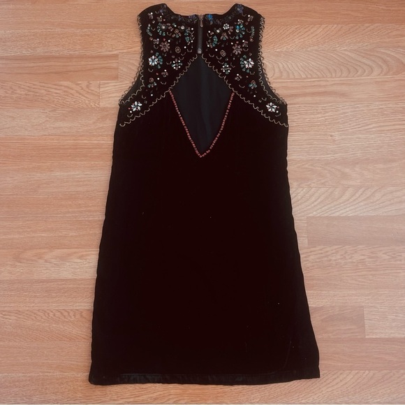 URBAN OUTFITTERS NWT Ecoté Black Velvet Jeweled Beaded OpenBack Mini Shift Dress - Picture 4 of 11